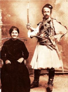 Φωτογραφία του Θεόφιλου Χατζημιχαήλ με την μητέρα του. Τέλη 19ου αι.