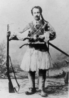 Φωτογραφία του Θεόφιλου Χατζημιχαήλ με φουστανέλα. Τέλη 19ου αι. Συλλογή Μουσείου Θεόφιλου