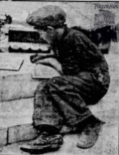 Ο μικρός λούστρος του 1933, έξω από την Αγία Τριάδα. Κάνει τα μαθήματά του στα σκαλιά της εκκλησίας…